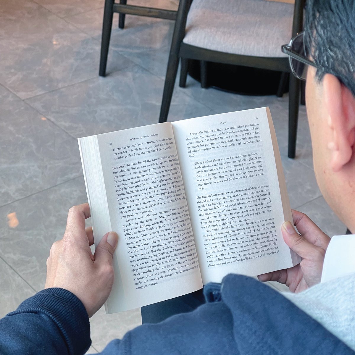 tomlembong's tweet photo. Basis dari segala inovasi adalah pengetahuan. Dan cara terbaik untuk membangun pengetahuan adalah tetap melalui baca buku. Media sosial menyebabkan pergeseran dari konten yang panjang dan mendalam seperti buku, ke konten yang pendek-pendek tapi dangkal dari segi pengetahuan. Ini sebenarnya bahaya untuk ekosistem ke-ilmuan dan pengetahuan nasional. Mari kita kerja keras untuk membangun kembali kebiasaan baca buku sebagai hiburan yang sekaligus sebuah bentuk budaya belajar yang berkelanjutan. Selamat Hari Inovasi !! 
The basis of all innovation is knowledge. And the best way to build knowledge is still by reading books. Social Media has caused a massive shift from long-form content like books, towards short-form content like short videos which however are shallow in their knowledge-content. Let's work hard to restore the culture of reading books as a widely practiced form of entertainment which also doubles as a  form of continuous life-long learning. Happy National Innovation Day !!