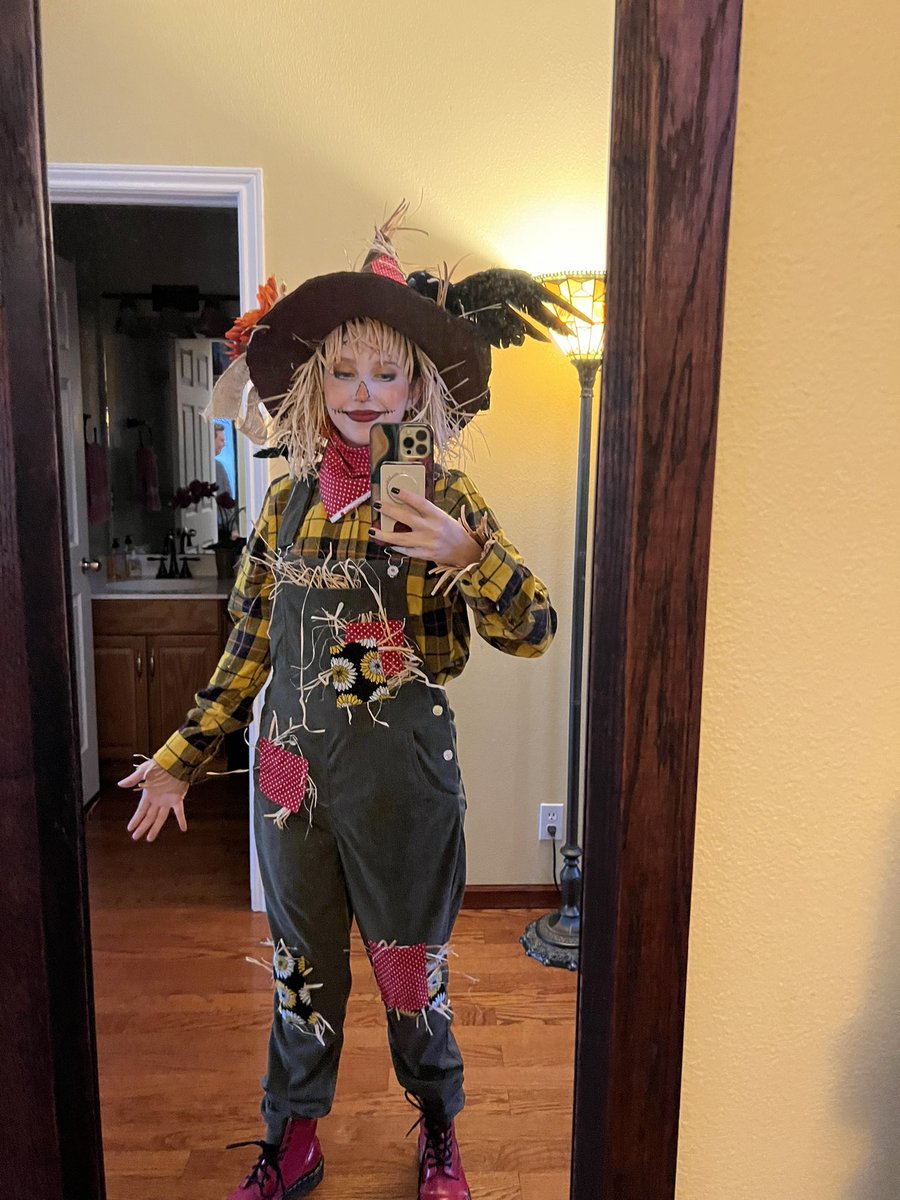 EvilBornie's tweet photo. Posting pics of my costume a day late teehee; very happy with how the hat turned out https://t.co/uhHwesZts2