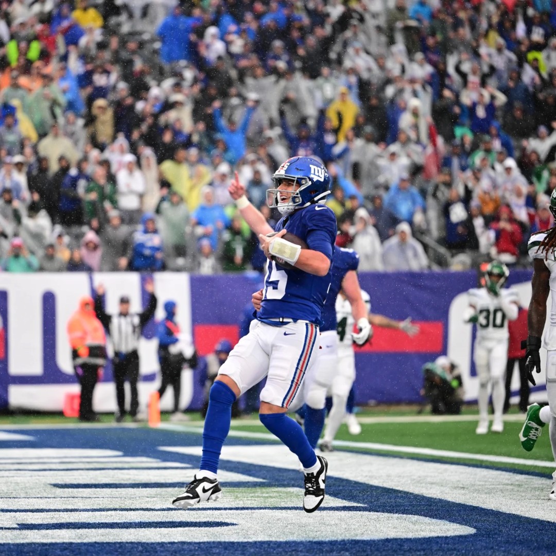 IlliniFootball's tweet photo. Illini in the NFL
@tommydevito007: Recorded his first-career NFL touchdown with the Giants
@JKERB25: Had 2 tackles and an interception in the Lions' 26-14 win
@Sydbrown___: Started at S and tallied 8 tackles, including a TFL in the Eagles' win

#Illini // #HTTO // #famILLy https://t.co/5NJF8pkIMy