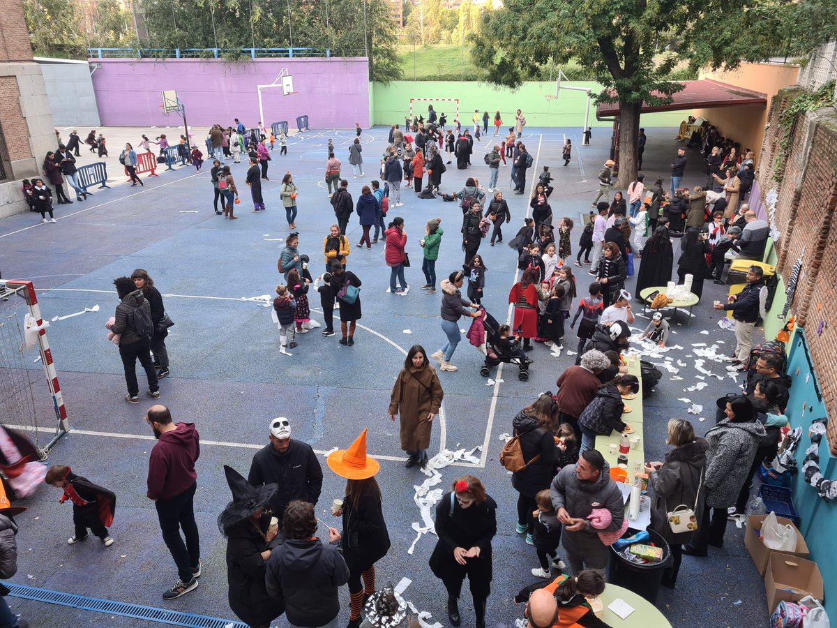 AmpaConceArenal's tweet photo. ¡Esperamos que hayáis pasado una feliz noche de #Halloween y un festivo bien disfrutado familias!
Os dejamos por aquí algunas fotos de lo bien que nos lo pasamos en la fiesta de la AFA 🎃
¡Un placer veros a tod@s por allí! https://t.co/Z1mXCsslwX