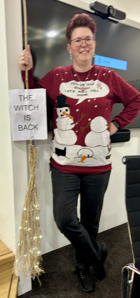 Wie zegt dat links geen humor heeft? <a href="/HannekeGoede/">Hanneke</a> van <a href="/SP_Fryslan/">SP Fryslân</a>, gevreesd vanwege haar scherpe interrupties, verschijnt op overleg linkse partijen <a href="/psfryslan/">Provinsjale Steaten fan Fryslân</a> op een bezemsteel.