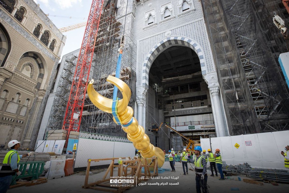 zafaralam985389's tweet photo. Pictures from the installation of the last crescent of the #Holy_Mosque on the minaret of Bab al-Fath. https://t.co/2N69K9Y6OT