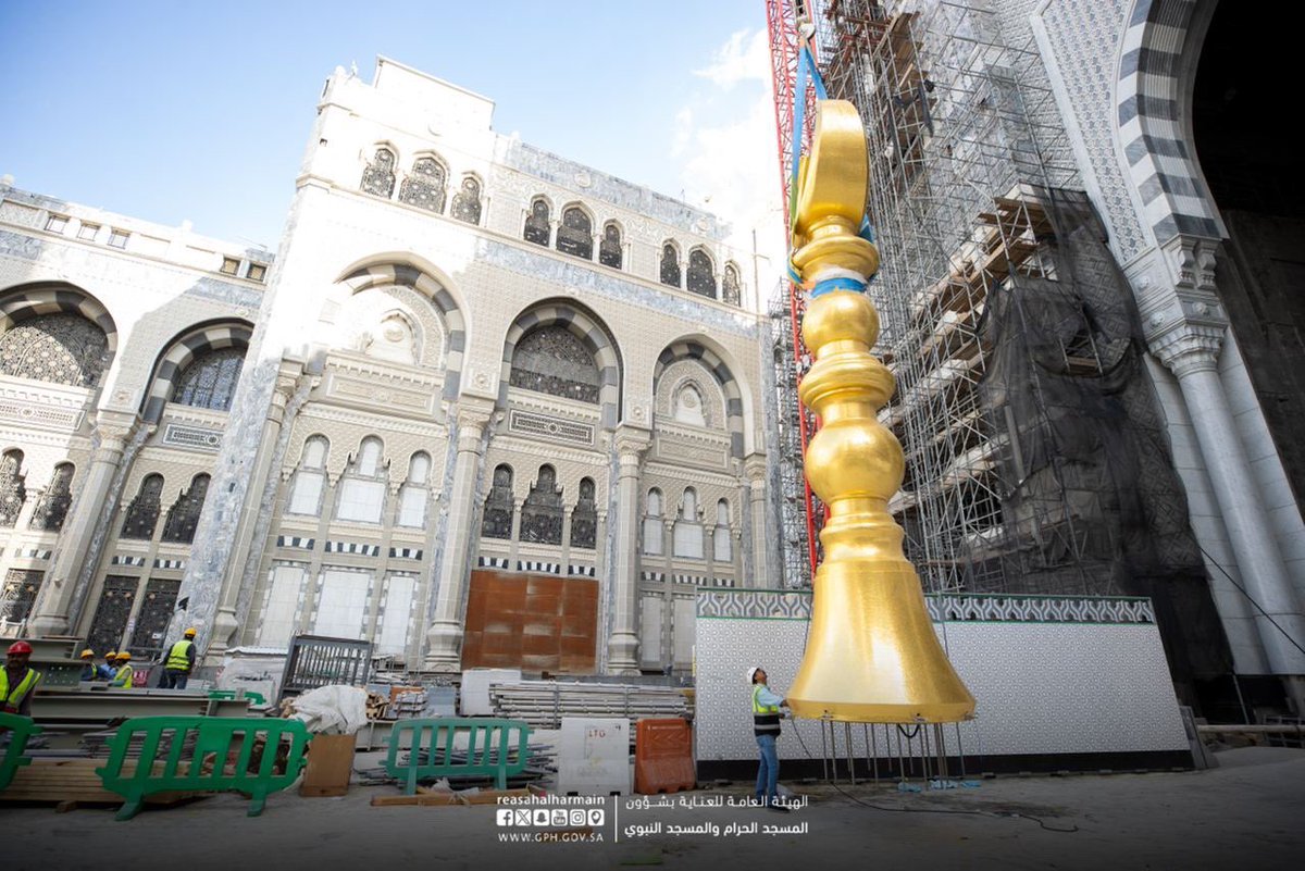 zafaralam985389's tweet photo. Pictures from the installation of the last crescent of the #Holy_Mosque on the minaret of Bab al-Fath. https://t.co/2N69K9Y6OT