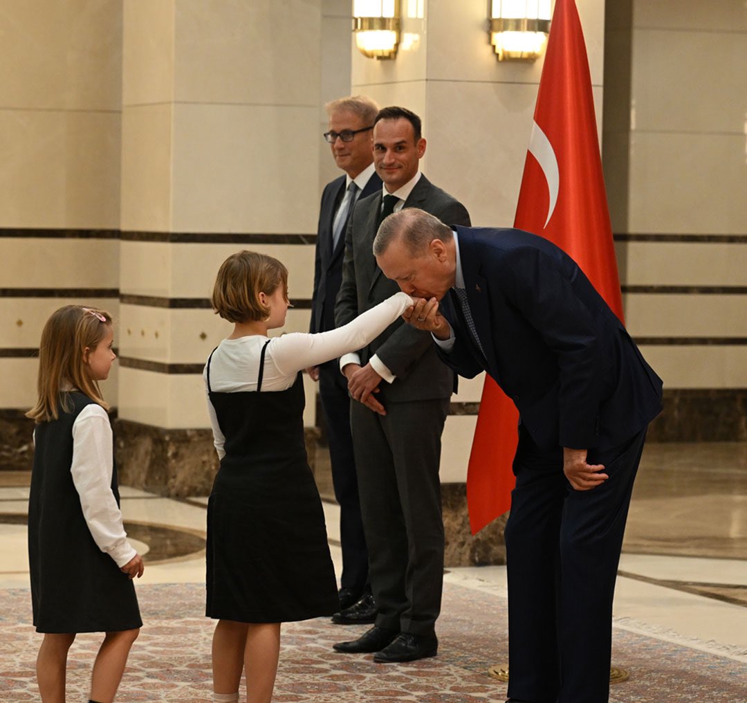 darkwebhaber's tweet photo. Cumhurbaşkanı Erdoğan, Slovenya Büyükelçisi'nin çocuklarının ellerini öperek protokol koltuklarına oturttu. https://t.co/jwCoXlFahy