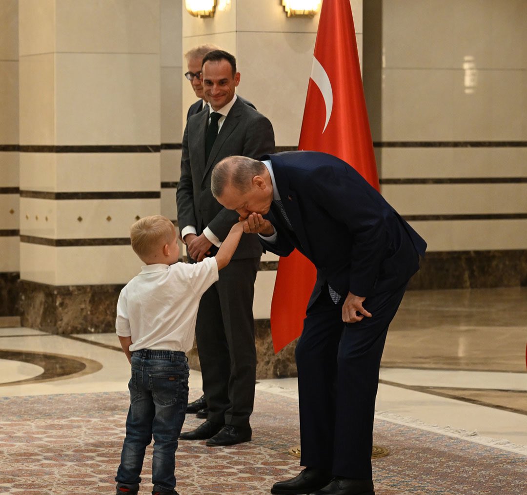 Cumhurbaşkanı Erdoğan, Slovenya Büyükelçisi'nin çocuklarının ellerini öperek protokol koltuklarına oturttu.