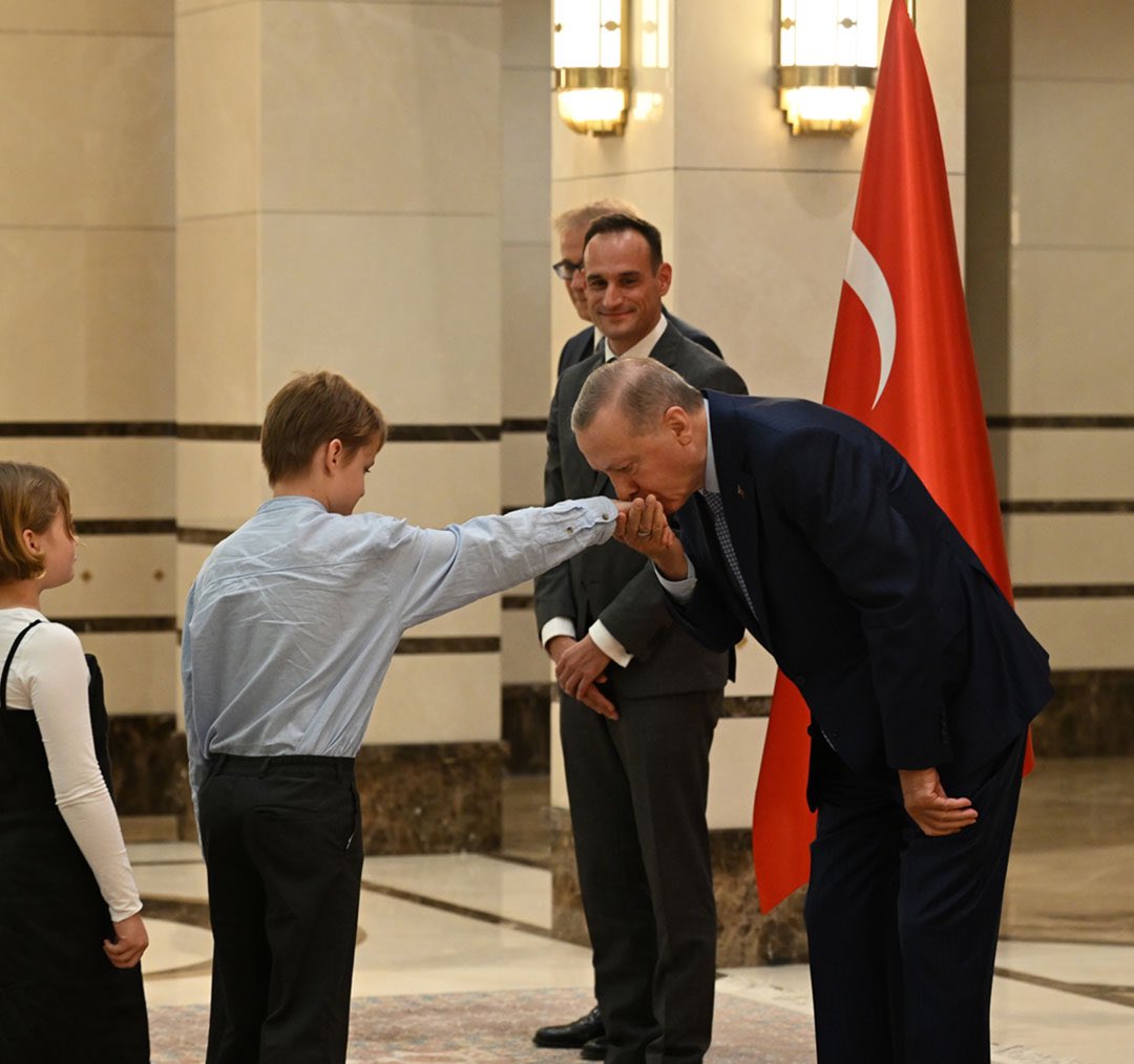 darkwebhaber's tweet photo. Cumhurbaşkanı Erdoğan, Slovenya Büyükelçisi'nin çocuklarının ellerini öperek protokol koltuklarına oturttu. https://t.co/jwCoXlFahy