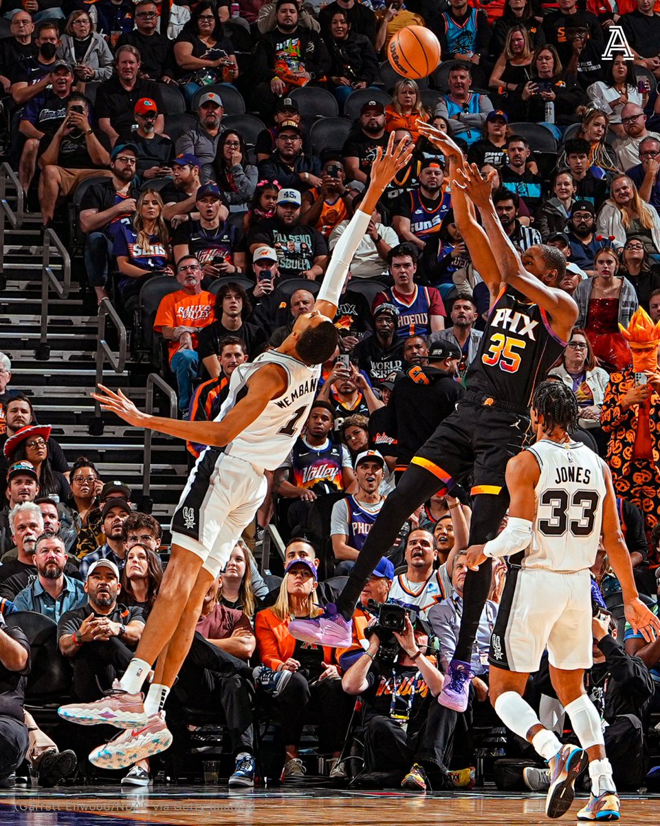 Slenderman vs. The Slim Reaper, Halloween night, 2023 🦇

📸 Garrett Ellwood/Getty Images