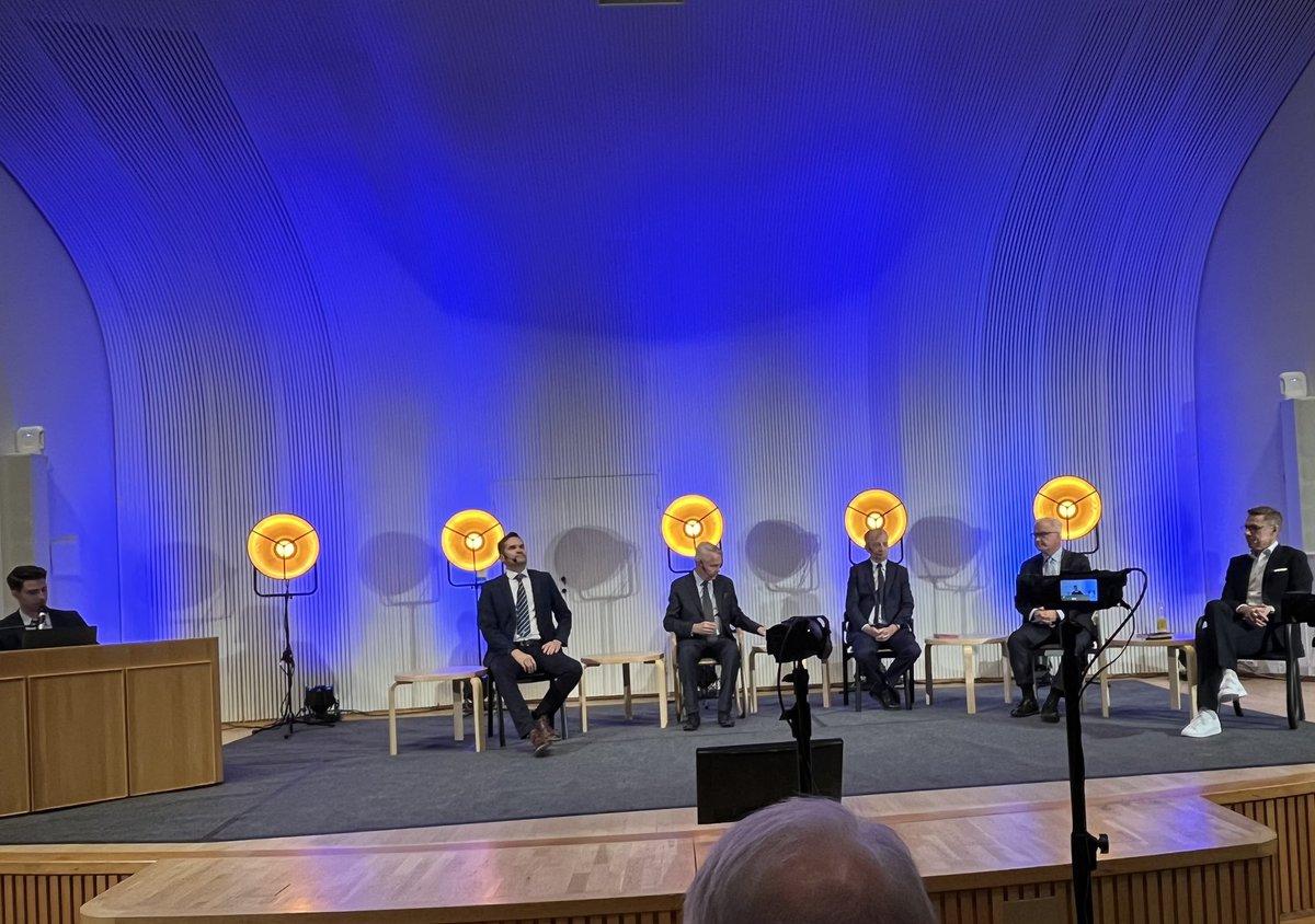 Havettavatati's tweet photo. Kyllähän Aalto-yliopiston opiskelijat ovat uskomattoman aktiivisia, ja taitavia.
Johtamisen opiskelijoiden kansainvälisessä presidenttipaneelissa ehdokkaat tentittävinä ja striimaus X:n kautta. Pj. Aalto Management studentsin pj.  Jonathan Attwood. #aaltouniversity #finland https://t.co/rfWaZrMWac