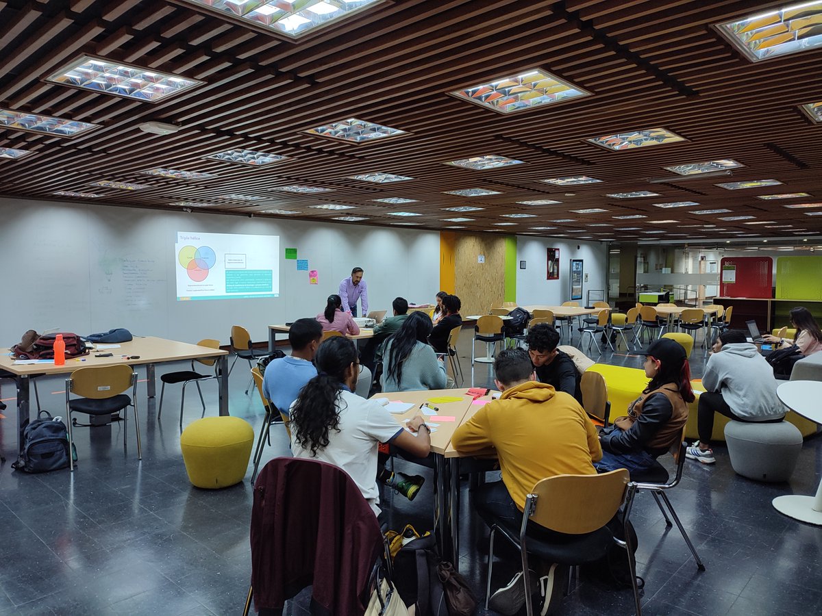 LabPazUNAL's tweet image. 📢🧩En nuestro Curso &quot;Ecosistema de Emprendimiento e Innovación&quot; vivimos una jornada llena de creatividad y colaboración en nuestro taller de prototipado.
✅Juntos enfrentamos desafíos, diseñamos soluciones y ensayamos ideas a bajo costo.
¡Únete a la innovación con nosotros!