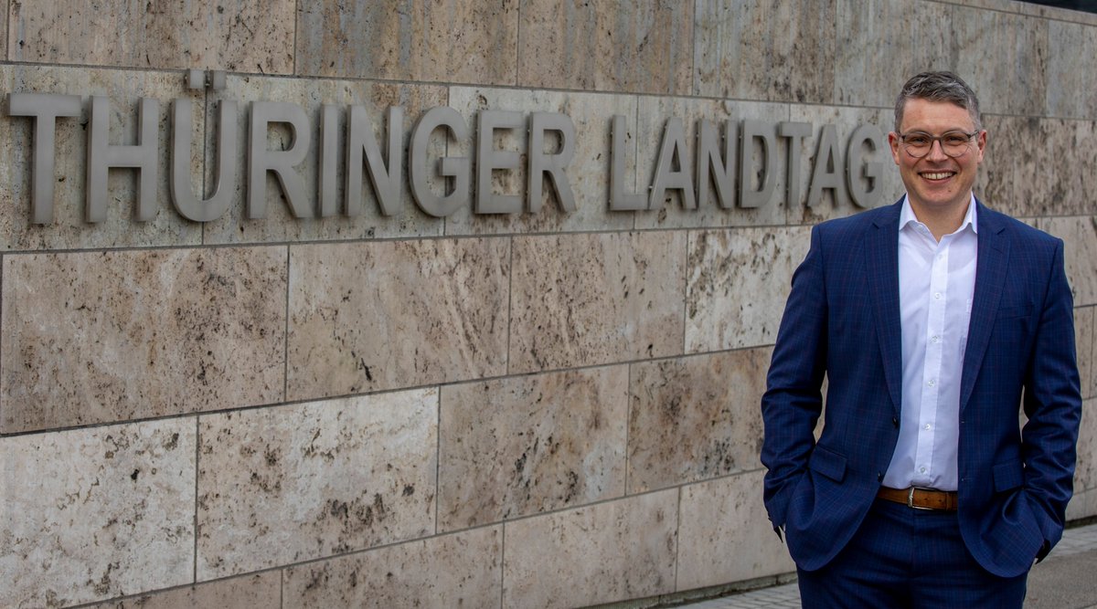 Im Notfall zählt jede Sekunde.
Heute haben wir im <a href="/ThuerLandtag/">Thüringer Landtag</a> ein neues Rettungsdienstgesetz beschlossen.
<a href="/RMMontag/">Robert-Martin Montag</a> hebt unsere Ideen hervor:
Gesetzliche Verankerung des Telenotarztes.
Alarmierung von Ersthelfern per App.
Digitale Schnittstellen zwischen RTWs und Krankenhäusern