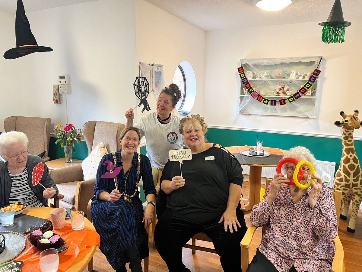 The Mayor of Hertford, Cllr Vicky Smith, was invited to Bean River View's Halloween party. A big thank you for inviting the Mayor - a wonderful time🎃

Well done to Karen and Gertie and the carers on the unit for putting on a fantastic party 🎉 
#CareHomeActivities #Hertford