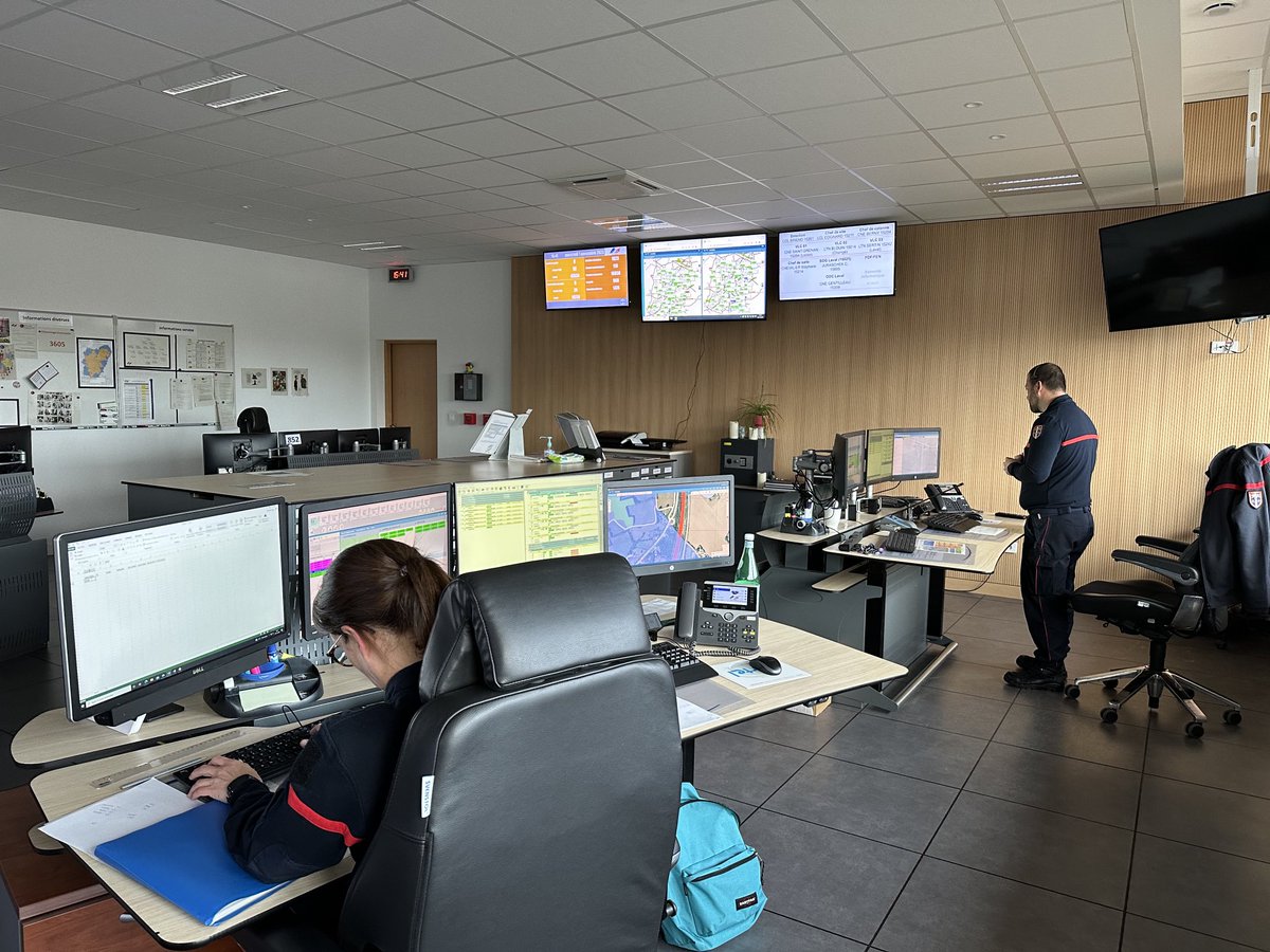 olivierrichefou's tweet photo. 🚒Je suis passé en fin d’après-midi saluer les équipes du ⁦@sdis53⁩ au CTA ( Centre de traitement d’alerte ) prêtes à faire face à des événements climatiques exceptionnels cette nuit dans le département ⁦@lamayenne⁩ ! Respectons les consignes ⁦@Prefet53⁩ https://t.co/lHMFZbAiI1