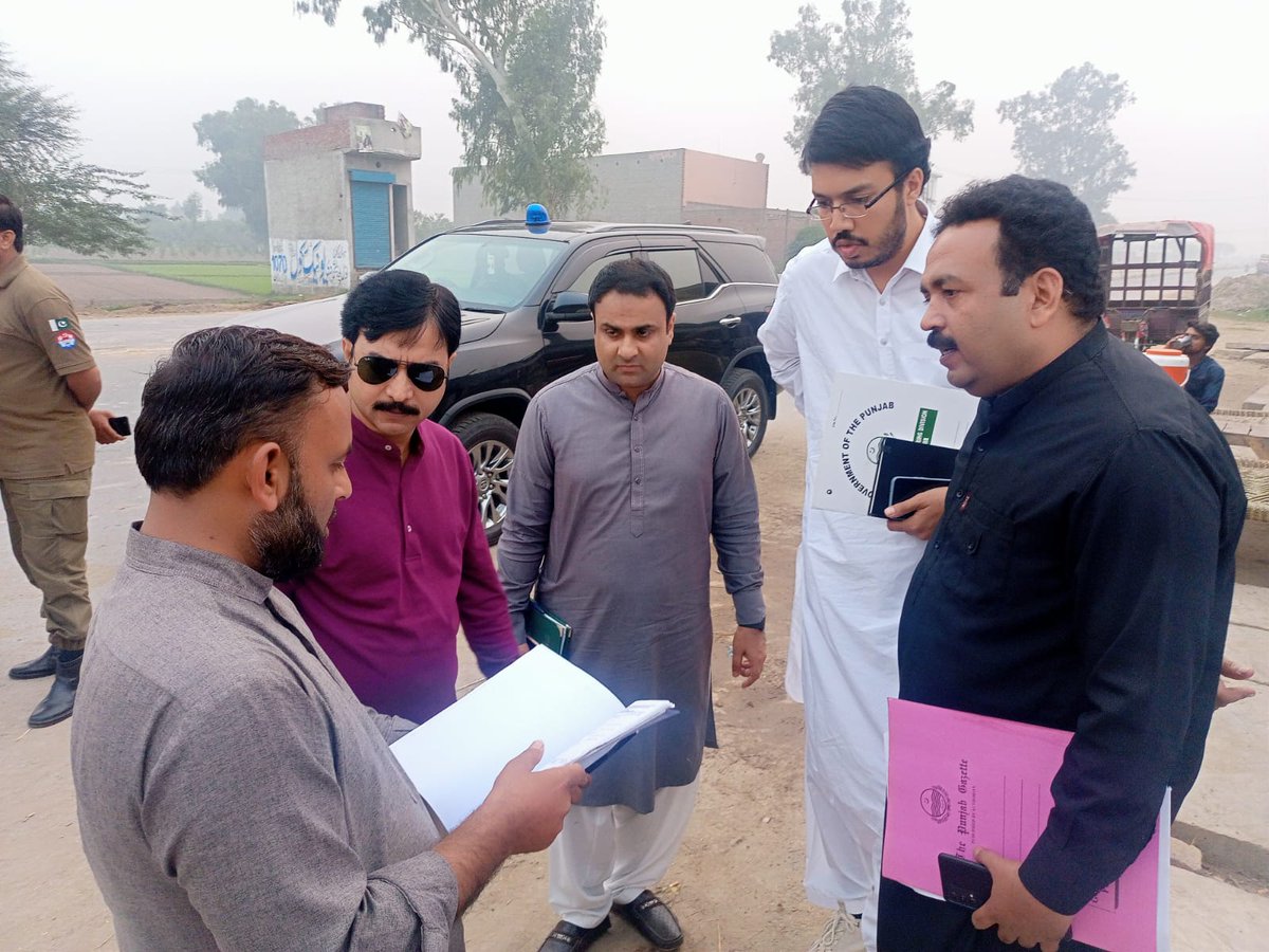 ڈپٹی کمشنر ننکانہ چوہدری محمد ارشد متعلقہ افسران کے ہمراہ ننکانہ صاحب کے نواحی قصبہ منڈی فیض آباد میں جاری پبلک ہیلتھ کی ترقیاتی سکیموں کا جاٸزہ لے رہے ہیں