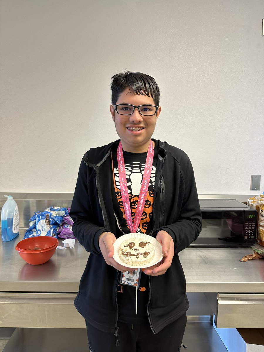 drocha_PHHS's tweet photo. Using our math skills to make Jack Skellington rice cake treats for Halloween. #RISE  @Fjimenez_PHHS https://t.co/SOzbA7muKN