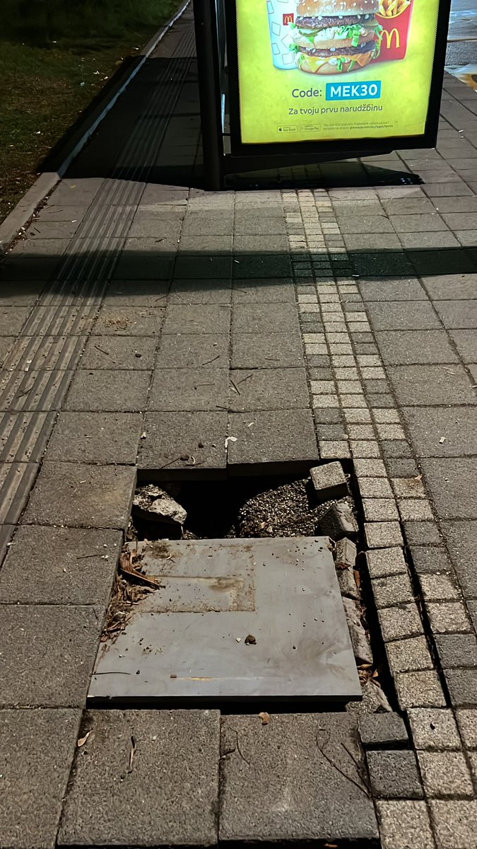 nikolam990's tweet photo. @prijavi_problem već duže vreme je ovako kod stanice plivalište Banjica https://t.co/WDmILY7l6q