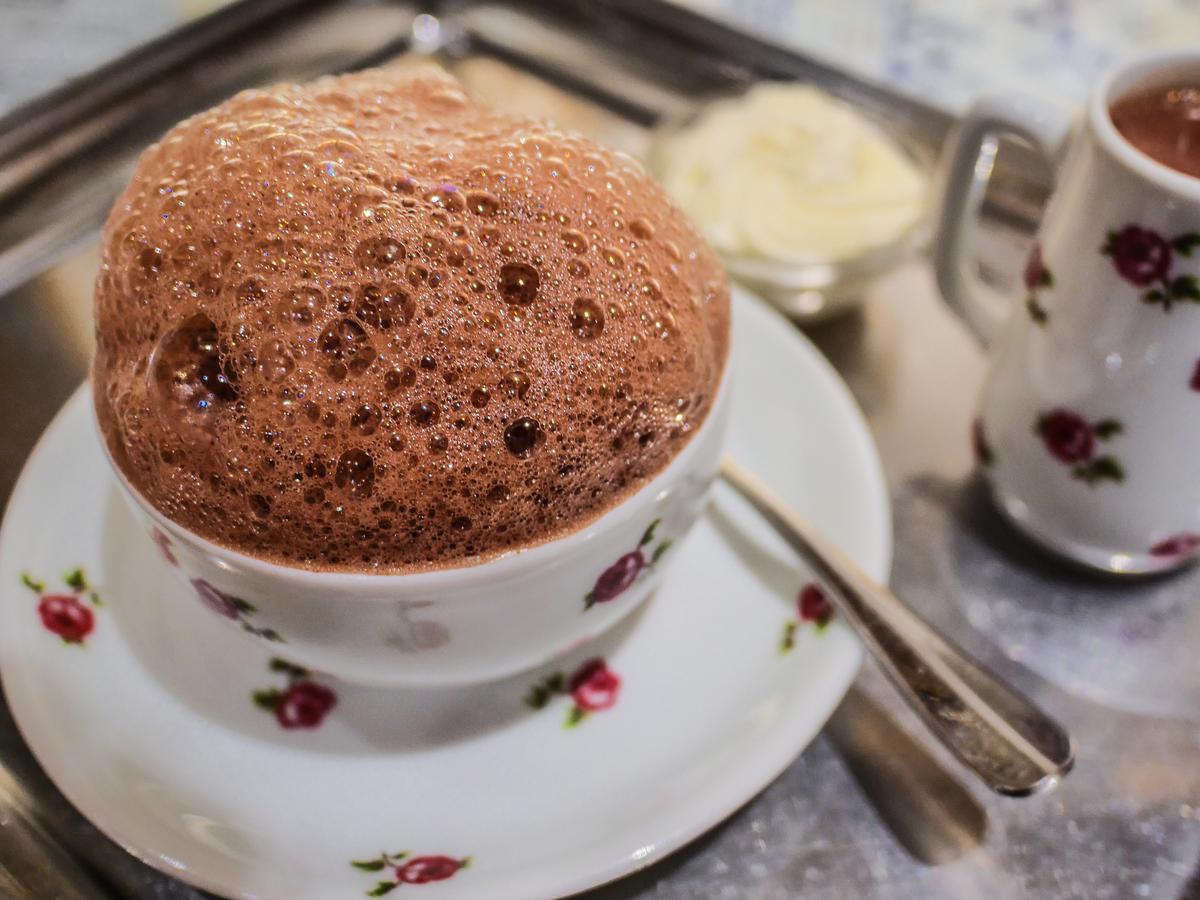 sudouest's tweet photo. Gastronomie : à Bayonne, les secrets du mythique chocolat mousseux de Cazenave https://t.co/iuMUIuNrJj https://t.co/itFa7cpRo1