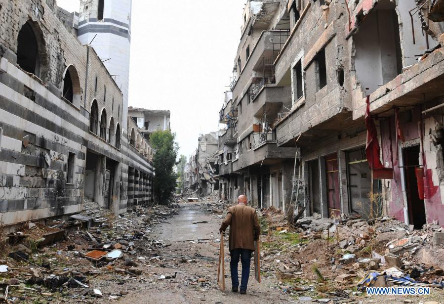 AtticusJazz's tweet photo. Nochmals zum Begriff #Flüchtlingslager 

Unten ist der palästinensische Künstler Mohammad al-Rakoui zu sehen, wie er auf einer Strasse des palästinensischen "Flüchtlingslagers" Yarmouk mehrere Gemälde trägt (November 2020), nachdem der Ort durch Bombardierungen durch Assad massiv zerstört wurde und viele Menschen dabei starben.

Ihr werde euch sicherlich daran erinnern, dass dies die arabische Welt überhaupt nicht kratzte. Aber das ist nicht das Thema, über das ich schreiben möchte.

Yarmouk ist das grösste palästinensische "Flüchtlingslager" der Welt. Wie zu sehen, ist das keine Zeltstadt, wie man sich dies vorstellen würde, sondern einfach bloss ein typisches arabisches Quartier. Yarmouk befindet sich in Süd-Damaskus und ist somit quasi Teil der Stadt.

Das Wort "Flüchtlingslager", welches von unseren Journalisten unkritisch übernommen wird, enthält eine politische Forderung. Diese sog. "Flüchtlingslager" sind im Grunde genommen nichts anderes als Ghettos in arabischen Staaten, wo andere Araber leben, weil die einheimische arabische Gesellschaft sich weigert, diese Menschen zu integrieren. Die Sprache und die Religion sind dabei unwichtig. Sie sind zudem so etwas wie eine Art Faustpfand, um die Existenz Israels immer wieder in Frage zu stellen. Es handelt sich um sog. Erbflüchtlinge, die das Land Israel noch nie gesehen haben und denen Araber versprechen, dass sie "zurückkehren" werden, sobald Israel besiegt ist. Das ist deren Geschichte, seit es Israel gibt.

Der Begriff "Flüchtlingslager" steht hier damit nicht in einem Zusammenhang mit einer Flucht. Vielmehr sprechen wir über ein Ghettoisierungsproblem im arabischen Raum, welches die Araber aus politischen Gründen nicht lösen möchten. 

Eine Organisation wie die @UNRWA hält dieses Problem aufrecht. Sobald sie nicht mehr finanziert wird, werden die arabischen Staaten gezwungen sein, diese Leute in ihre Gesellschaften zu integrieren.