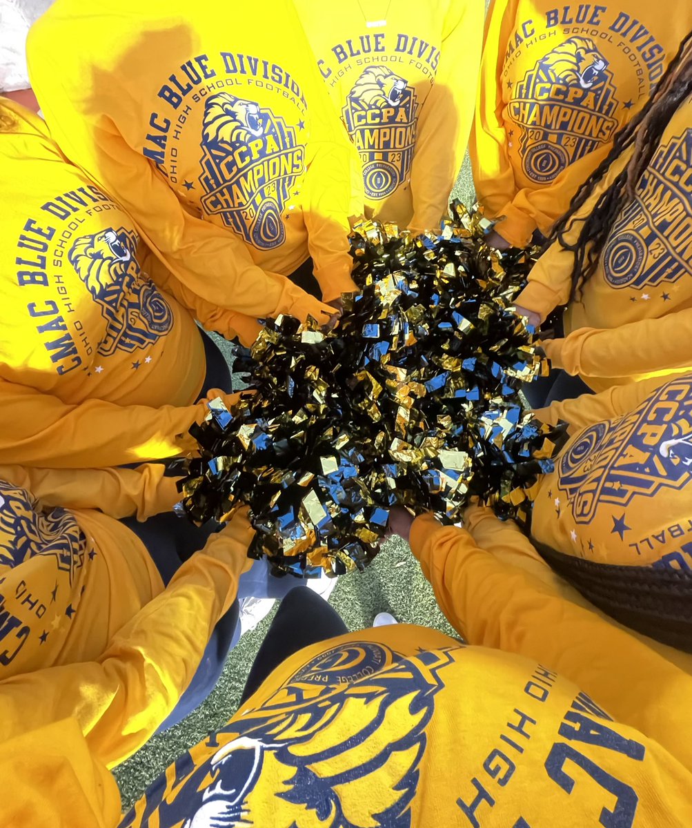 ccpa_cheer's tweet photo. Ccpa cheer - those girls from the Den on Linn!! 💙💛 https://t.co/iGLLBOOEWk