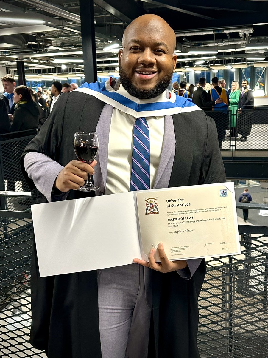 stephanevincent's tweet photo. Tit senp la: Stéphane Vincent, LL.M. (Metriz Dwa: Teknoloji Enfòmasyon ak Telekominikasyon) 🎓

Verite sou tanbou: Mwen te abandone kolèj twa fwa pandan m t ap batay ak depresyon an kachèt 😔. Lè m resi fini, mwen pa t jwenn chans pou m patisipe nan seremoni gradyasyon mwen an 🎉. Mwen riske lavi m anpil pou Ayiti (e mwen kontinye) 🇭🇹 epi fè tout tou mond lan 🌍 pou m pran plis dimansyon e grandi.

Mwen te antreprann Master sa a ant Ayiti ak Wayom Ini 🇬🇧 nan mitan pandemi COVID-19 😷 pandan m ap navige kriz politik ak pèsonèl. Li pran m 10 lane pou m rive la (Soti nan NYU rive Assas tonbe Derby ak Strathclyde)⏳!

Malpalan yo te di anpil koze 🗣 men mwen te rete motive 💪🏽 e jodia MEN NOU! Anpil lanmou pou sila ki kwè nan mwen e sipòte m yo! ❤️ Metriz mwen nan pòch e kounya m ap fè Doktora m nan yon Inivèsite Ivy League! 🎓➡️🔬 #HaitianExcellence 🇭🇹🌟