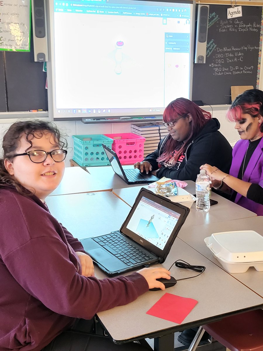 arowe915's tweet photo. Ms. Hall's Game and Chess club used Tinkercad to design and customize their own King chess piece to be 3D printed. Their designs were amazing and so creative! #NNPSProud #nnpsitc https://t.co/LWc9e2djPS