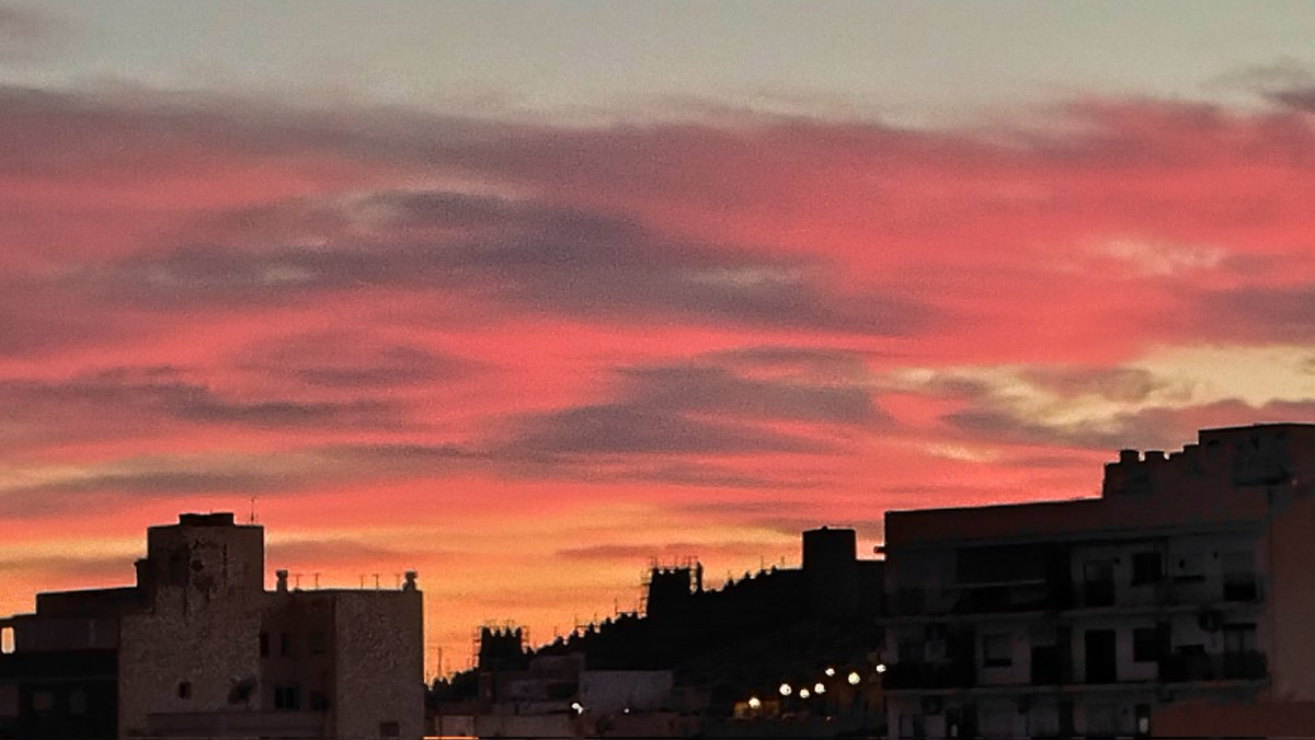 Manolo_GA's tweet image. Atardecer con el Cerro de San Cristóbal de fondo #Almería #sunset #otoño #autumn #fall