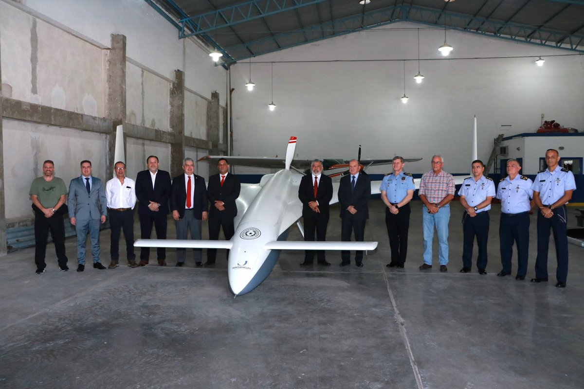AeroVehicles's tweet photo. Agradecemos la valiosa visita del Ministro del Interior, Enrique Riera, y autoridades gubernamentales, quienes exploraron las capacidades del VANT MBOPY para operaciones de ISR. https://t.co/Y40bhwMhfM
