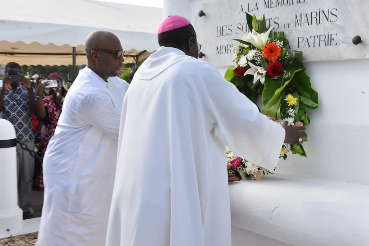 En ce jour de commémoration de TOUS NOS SAINTS et de nos fidèles défunts, je me suis rendu aux cimetières de Bel Air à la célébration spéciale du 1er Novembre, en présence de Son Excellence Monseigneur Benjamin Ndiaye, et toute sa délégation pour célébrer DIEU et la VIE ÉTERNELLE