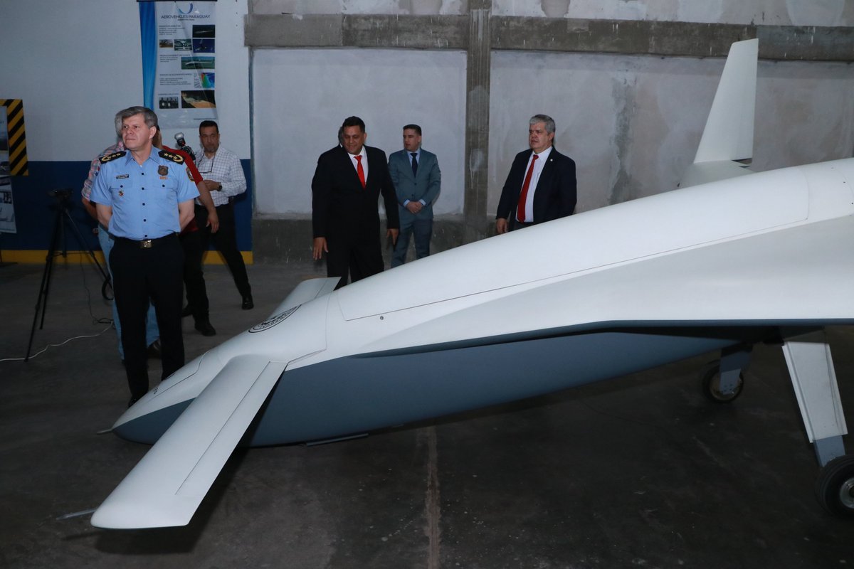 AeroVehicles's tweet photo. Agradecemos la valiosa visita del Ministro del Interior, Enrique Riera, y autoridades gubernamentales, quienes exploraron las capacidades del VANT MBOPY para operaciones de ISR. https://t.co/Y40bhwMhfM