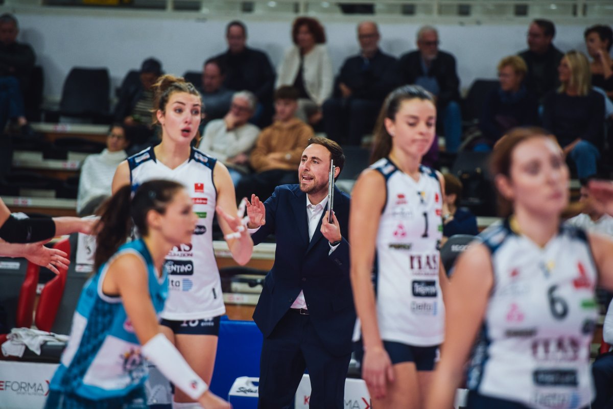 trentinovolley's tweet photo. 🏐 | A1 FEMMINILE - MATCH LIVE
➖
📅 Serie A1 Femminile, 5° turno
🏟 #PalaIgor, #Novara
#IGORNOVARA 🆚 #ITASTRENTINO 1-0
(25-23)
➖
#⃣ #trentinovolley
#⃣ #trentinonelcuore https://t.co/KbaJyObZot