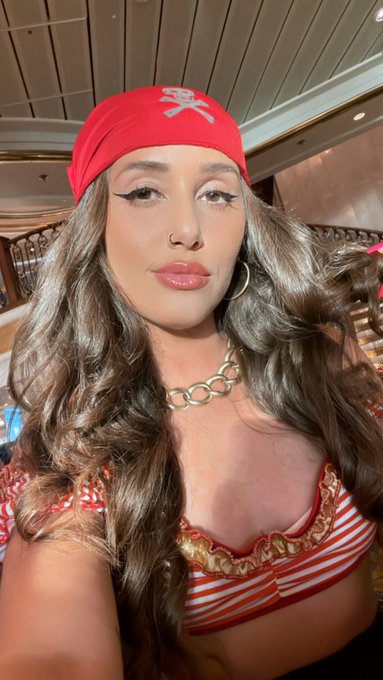 Ahoy mates 🏴&zwj;☠️🎃👻  How was everyone&rsquo;s Halloween?! https://t.co/eAk6u72lx9