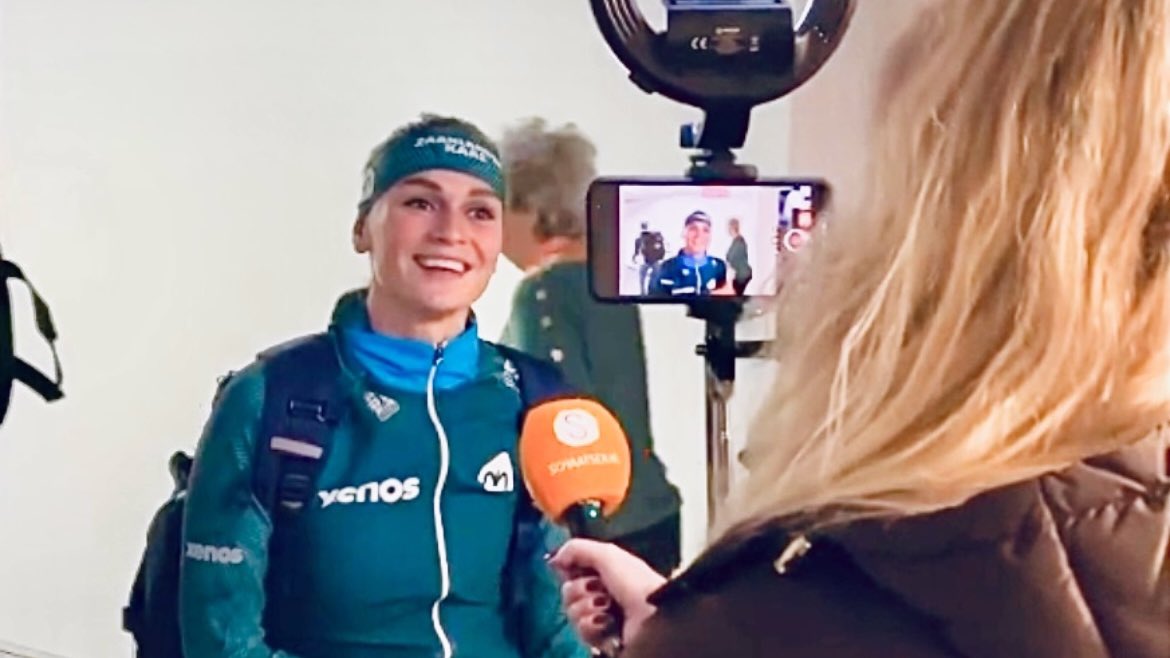 MargrietdeS's tweet image. Wat het #presenteren, 🎤 #interviewen, (sport)verslaggeving en op pad zijn als #reporter met me doen? 😁✨

Dank @timsimaging voor de 📸 tijdens #opnames voor @schaatsennl van “Supportersgroep @schoutenirene” op het #WCKT @Thialf

🎬 check the #aftermovie: schaatsen.nl/nieuws/2023/ok…