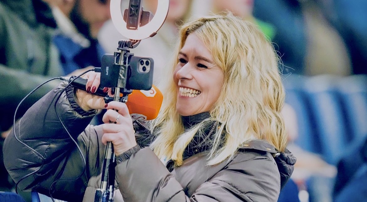 MargrietdeS's tweet image. Wat het #presenteren, 🎤 #interviewen, (sport)verslaggeving en op pad zijn als #reporter met me doen? 😁✨

Dank @timsimaging voor de 📸 tijdens #opnames voor @schaatsennl van “Supportersgroep @schoutenirene” op het #WCKT @Thialf

🎬 check the #aftermovie: schaatsen.nl/nieuws/2023/ok…
