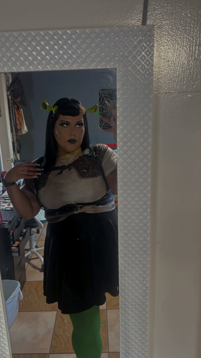 rosalia__e's tweet photo. Shrek is life. Shrek is love. 💚 #Halloween2023 https://t.co/MXrGEiQUes