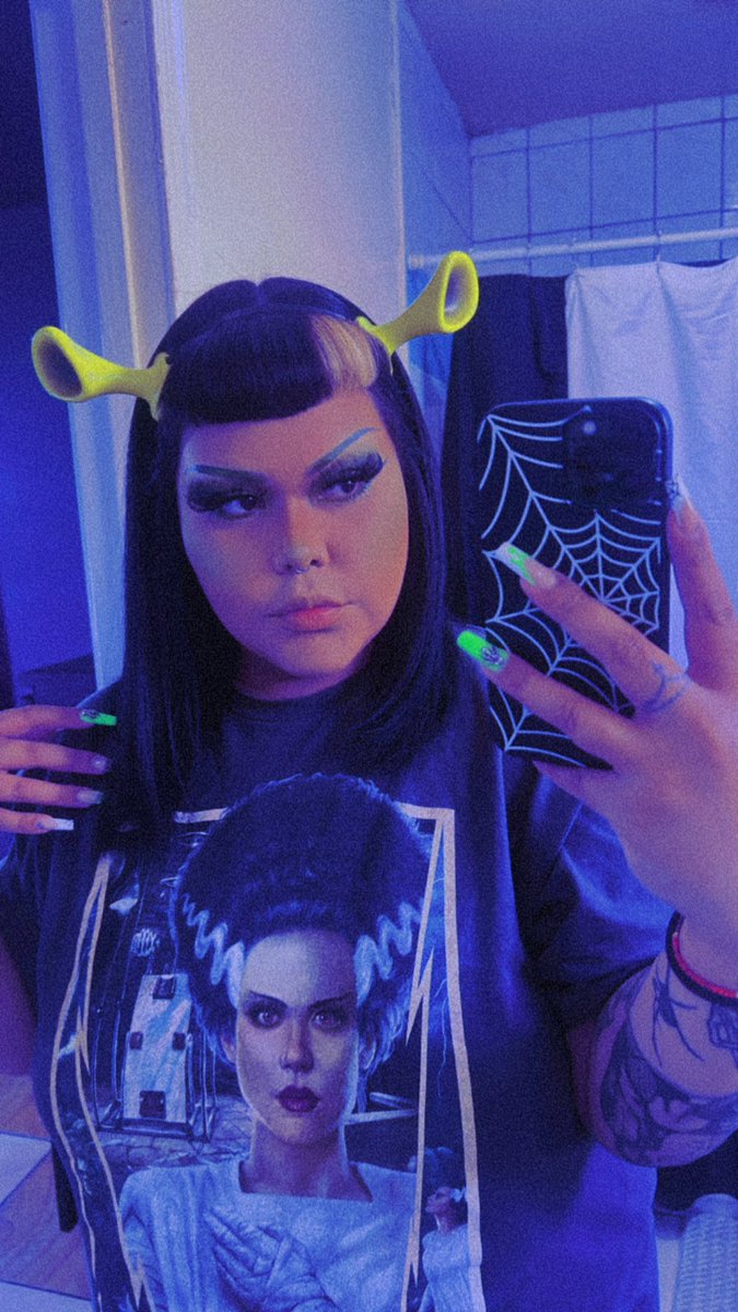 rosalia__e's tweet photo. Shrek is life. Shrek is love. 💚 #Halloween2023 https://t.co/MXrGEiQUes