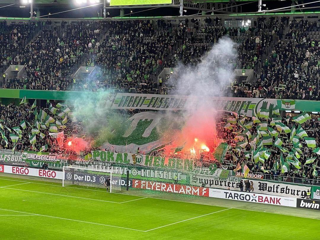 kurvenhelden's tweet image. #WOBRBL 🟢⚪️ Nordkurve #Wolfsburg am Dienstag mit #Pyroshow gegen „Leipzig“. #vflwolfsburg