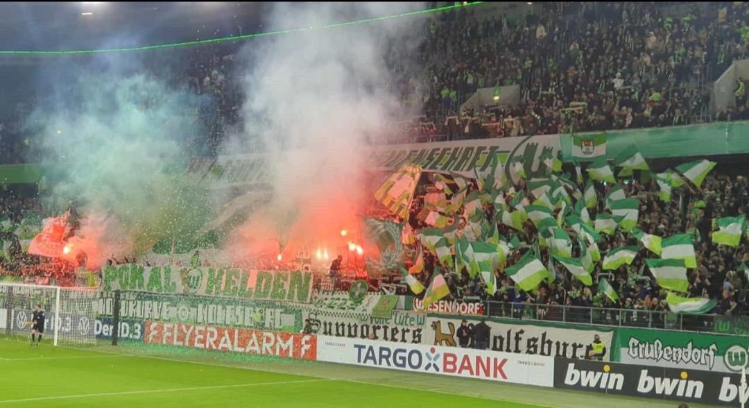 kurvenhelden's tweet image. #WOBRBL 🟢⚪️ Nordkurve #Wolfsburg am Dienstag mit #Pyroshow gegen „Leipzig“. #vflwolfsburg
