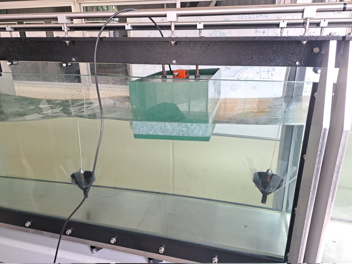 Mijail_Arias_H's tweet photo. Probando un modelo físico para diseño de convertidor de energía de olas #WEC en el canal de hidráulica de @espol @CEDIAec
@rubenchoparedes https://t.co/255Ft0ZEXJ