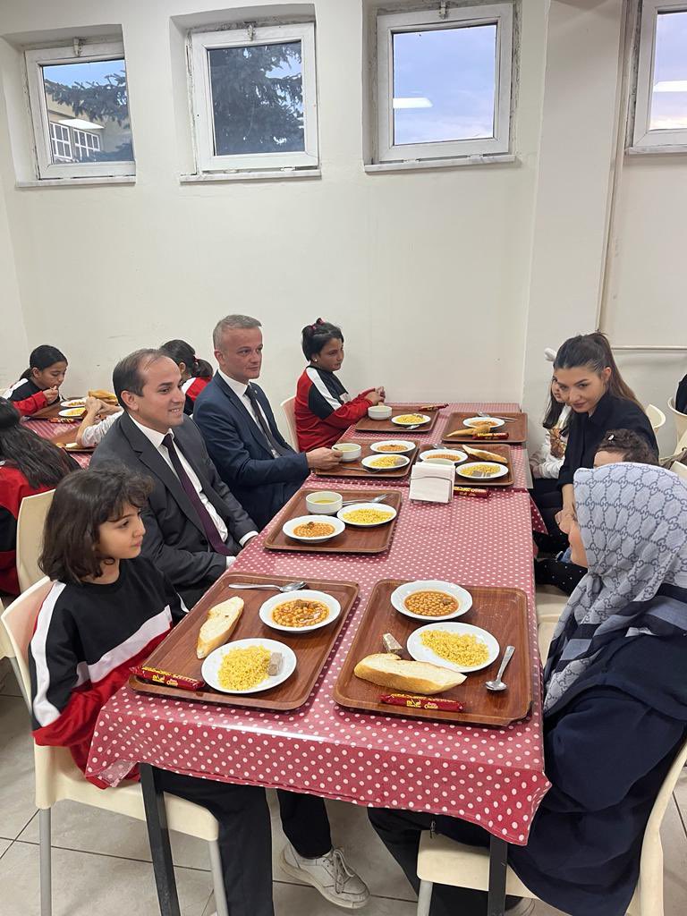 Sayın Kaymakamımız Erkan Minuz Şehit Erkan Er Yatılı Bölge Ortaokulu öğrencileri ile akşam yemeğinde bir araya geldi.