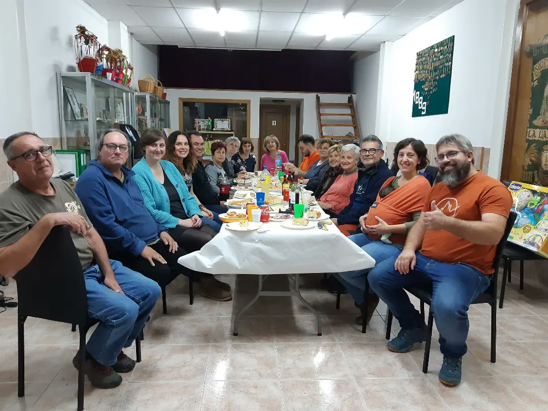 LaLlanterna's tweet photo. Bona Castanyada a tothom! 🌰

Dissabte passat la vam celebrar menjant i jugant per tal de fer més pinya. 😜
#LaLlanterna #Castanyada2023 #Femgresca #SomCorsClavé #Somdepoble #SomdeSúria https://t.co/m6OtDjxn0V
