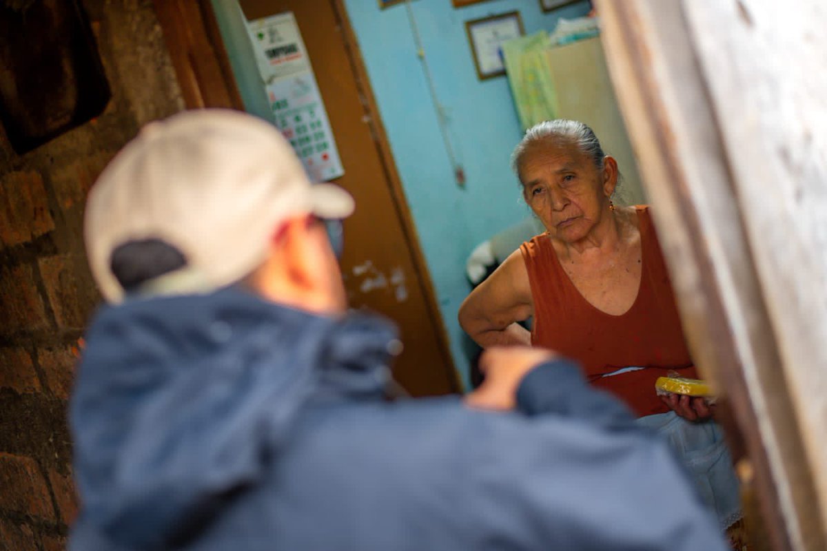 alcaldia_ss's tweet photo. Todos nuestros equipos de auxilio se encuentran en las zonas más delicadas de la capital, verificando que las familias se trasladen a los albergues por la Tormenta Tropical Pilar en la comunidad Las Palmas. 🌀🚨 https://t.co/eRqkL3ljQ7