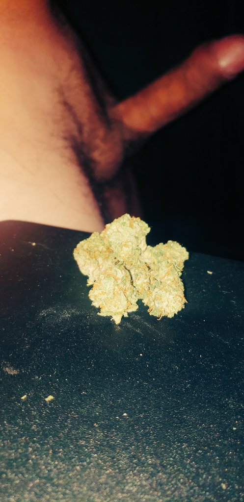 chriiissm's tweet photo. alguna amiga para fumar? jeje😈🔥 #weed #sex #swinger #3ro https://t.co/06W37ScaQd