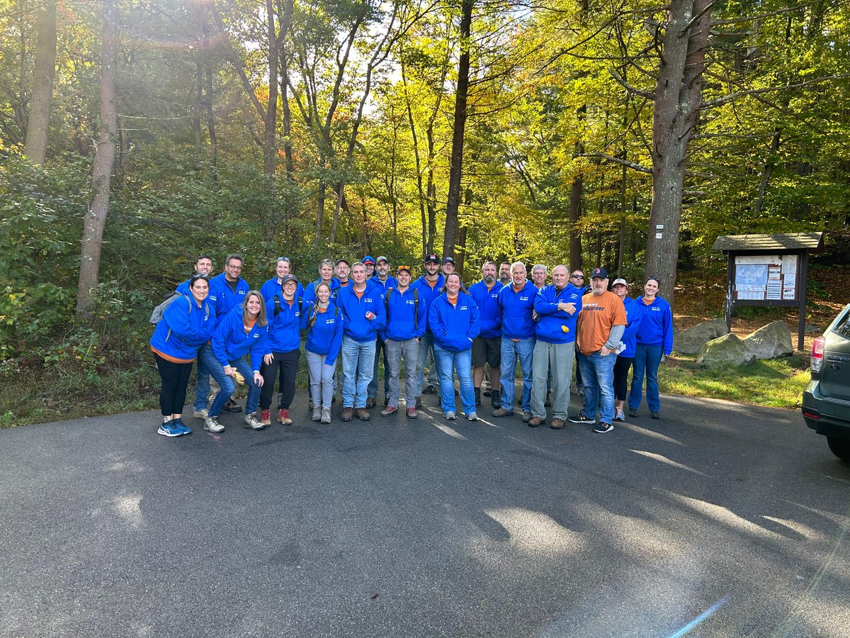 EversourceMA's tweet photo. Our team joined the @FriendBlueHills for fall cleanup along trails in the 7,000-acre Blue Hills Reservation, a gem right in our backyard with diverse natural habitats and many recreational opportunities. It's a beautiful time of year to explore! π #TeamEversource https://t.co/z7Cf65MDep