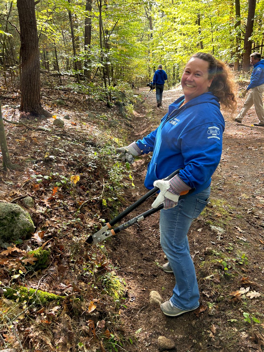 EversourceMA's tweet photo. Our team joined the @FriendBlueHills for fall cleanup along trails in the 7,000-acre Blue Hills Reservation, a gem right in our backyard with diverse natural habitats and many recreational opportunities. It's a beautiful time of year to explore! π #TeamEversource https://t.co/z7Cf65MDep