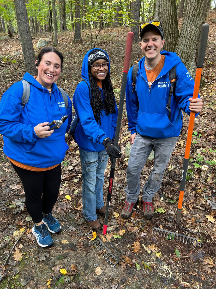 EversourceMA's tweet photo. Our team joined the @FriendBlueHills for fall cleanup along trails in the 7,000-acre Blue Hills Reservation, a gem right in our backyard with diverse natural habitats and many recreational opportunities. It's a beautiful time of year to explore! π #TeamEversource https://t.co/z7Cf65MDep