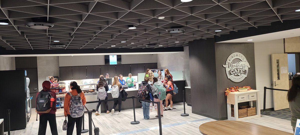 MvG1001's tweet photo. Great to see all @HumbleISD_KHS students excited about our new Mustang Cafe! #KingwoodALLIN #OfficiallyOpen https://t.co/L7Sg4qzU11