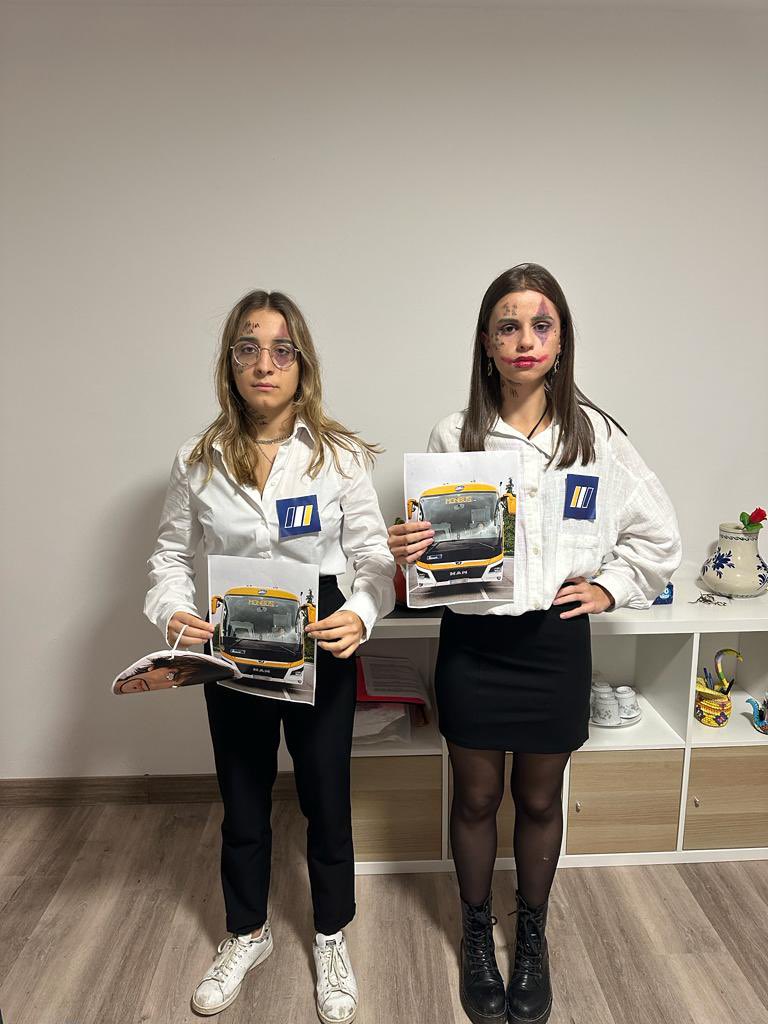 luciaaalvareezz's tweet photo. nos dijeron que el disfraz tenía que dar miedo y nos disfrazamos de la peor pesadilla de cualquiera (monbus) https://t.co/RjKHoTdtq4