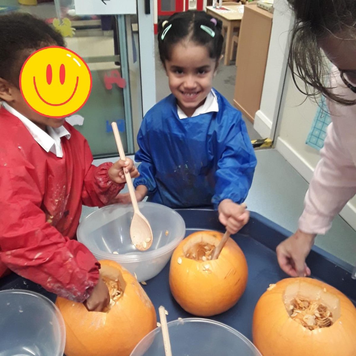 HouseCharlton's tweet photo. Pumpkin carving in Year R! 🎃🎃

A fantastic seasonal activity to strengthen our pupils' motor skills! 

#CharltonHouseIndependentSchool #LoveOneAnother #EYFS #EarlyYears #pumpkins #Autumn #carving #motorskills #EarlyYears #Reception #YearR https://t.co/8fa312O6z2