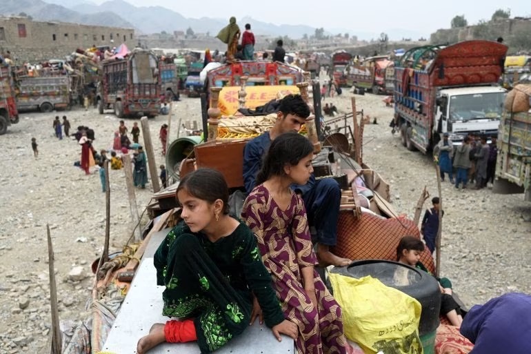 NewsAlgebraIND's tweet photo. BREAKING NEWS - Afghan refugees are forced to leave Pakistan as the deportation deadline ends.

Cruel Pakistan has begun crackdown on Afghan immigrants.

Pakistan is now forcibly removing them & even dismantling their mud houses. Taliban is extremely angry due to this behaviour🔥🔥 Taliban Pakistan ties hits all time low
