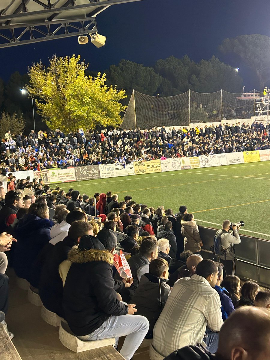 Lleno hasta la bandera. 

📌 La afición del Buñol no ha querido perderse de ninguna manera el partido contra la Real Sociedad.

Así está el estadio Tomás Berlanga... 😱

📷 <a href="/sanchis14/">Nacho Sanchis</a>