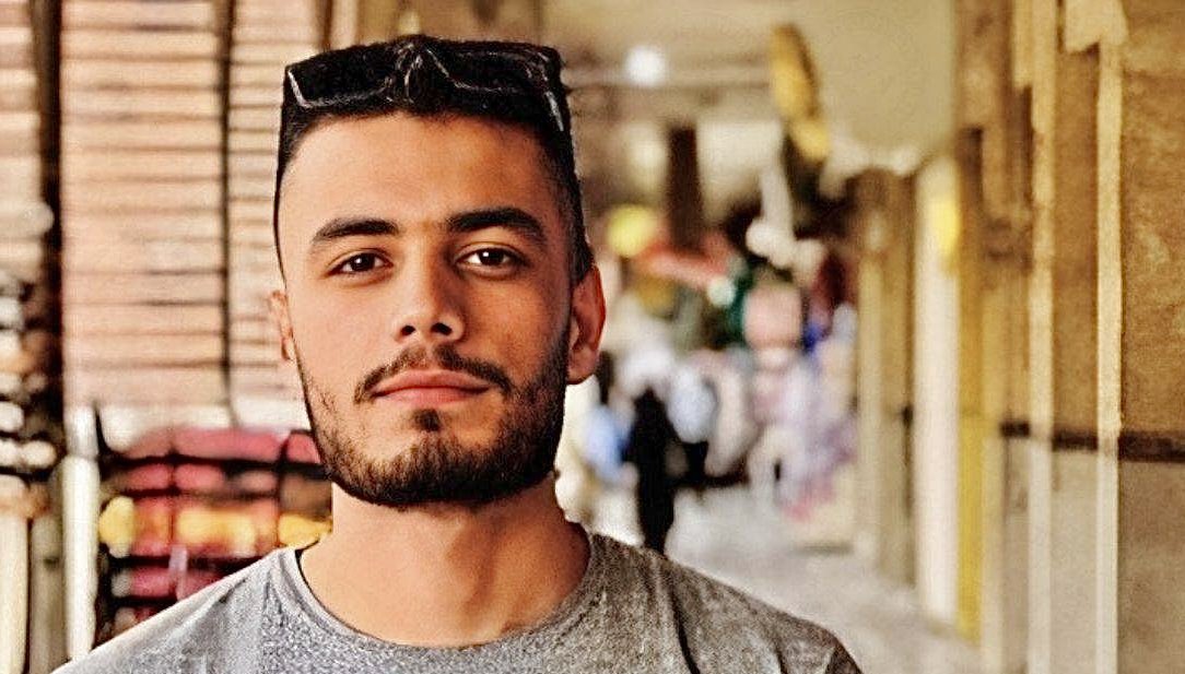 #صادق_قاسمی خواننده رپ در اهواز دستگیر شده و هیچ اطلاعاتی از وضعیت‌اش در دست نیست؛
مبارزان زن زندگی آزادی رو تنها نذاریم.